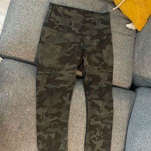 LULULEMON SIZE 6 WUNDER UNDER CROP CAMO GREEN EUC